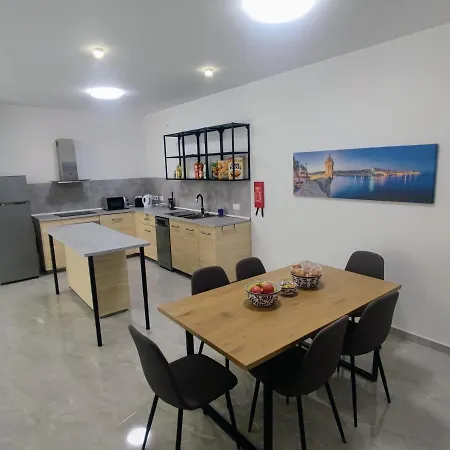 Deggies - Spacious, Modern Apartment! *