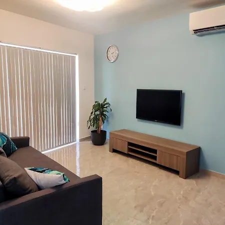 Deggies - Spacious, Modern Apartment!